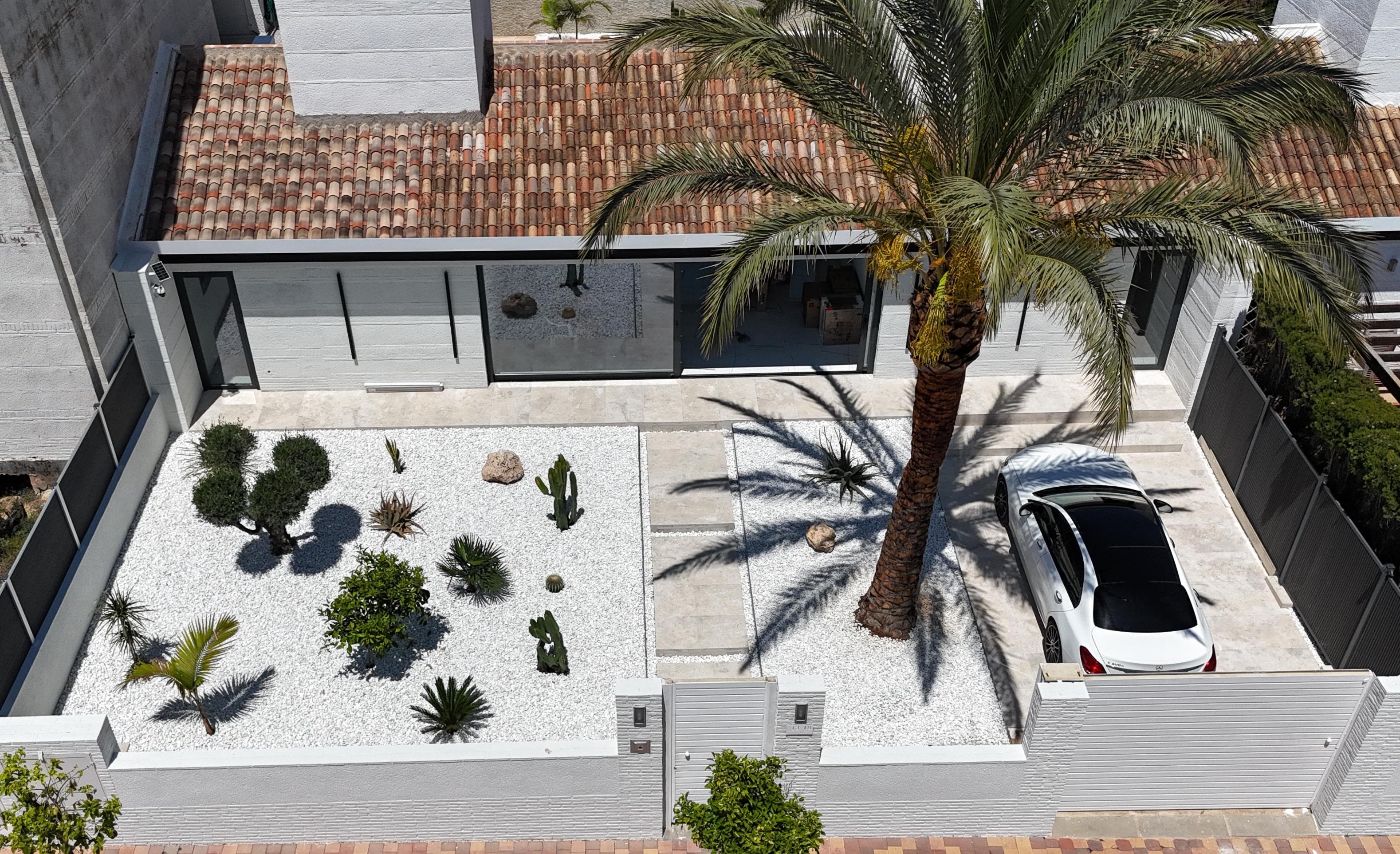 Vista aérea de la fachada y el jardín de Villa Minerva